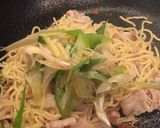 休日ランチに！豚バラネギ塩焼きそば作り方3写真