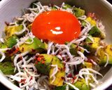 アボカドとシラスの醤油卵黄丼作り方2写真