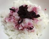 色鮮やかなおにぎり♡梅酢と赤シソで作り方3写真