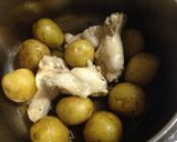 新じゃがと手羽元で、かんたん煮物作り方4写真