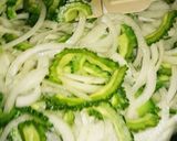 ゴーヤと玉ねぎの味噌バター炒め作り方1写真