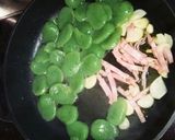 刺身こんにゃくと小松菜のにんにく炒め作り方2写真