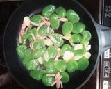 刺身こんにゃくと小松菜のにんにく炒め作り方3写真