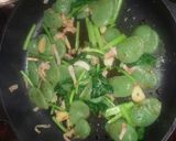 刺身こんにゃくと小松菜のにんにく炒め作り方4写真
