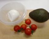 トマトとチーズのアボカドココット作り方1写真