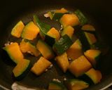 かぼちゃとしめじのマヨカレー炒め☆作り方3写真