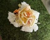 揚げ玉と焼き鮭のおにぎらず作り方2写真