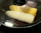 ５分茹でるだけ！フライパンでトウモロコシ作り方1写真