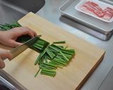 にらと豚肉の味噌汁作り方4写真