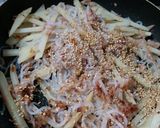 糸こんにゃくとじゃがいもとツナの鰹節炒め作り方5写真