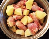 手羽元とじゃがいもの煮物作り方1写真