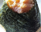 簡単！マヨと焼き肉のたれの炒り卵おにぎり作り方3写真
