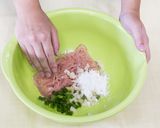 お腹いっぱい!簡単俵型つくねおにぎり！作り方3写真