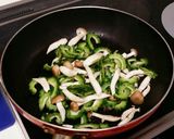 ゴーヤたっぷり！トマトとしめじの挽き肉丼作り方2写真