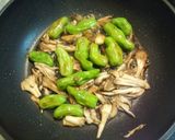 獅子唐と舞茸*昆布つゆ炒め作り方2写真