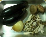 カリカリ豚とキノコとナスのトマトソース作り方1写真