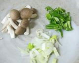 シメジとネギの塩麹炒めのおにぎらず作り方1写真