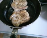 簡単！鶏もも肉のソテー！甘辛舞茸ソース♪作り方5写真