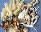 バター風味。秋鮭とキノコのおにぎらず作り方1写真