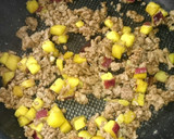 さつまいもと豚挽き肉の旨そぼろ作り方5写真