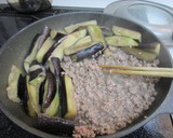 焼肉のたれで超簡単♡なすの肉炒め♪作り方1写真