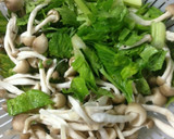 秋しめじとセロリの葉のおかか醤油炒め作り方1写真
