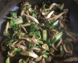 秋しめじとセロリの葉のおかか醤油炒め作り方3写真