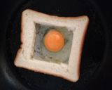 twメモ:卵とチーズのくりぬきトースト作り方3写真