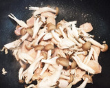 簡単☆しめじと鶏胸肉のマヨ醤油炒め作り方1写真