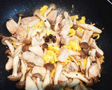 簡単☆しめじと鶏胸肉のマヨ醤油炒め作り方3写真