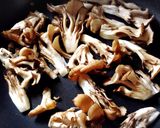 鶏肉と舞茸ピーマンのXO醬炒め♪作り方2写真
