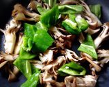 鶏肉と舞茸ピーマンのXO醬炒め♪作り方3写真