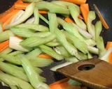 シャキ旨☆セロリと牛肉のオイマヨ炒め。作り方14写真