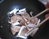 鶏肉とエリンギの炒め蒸し作り方3写真