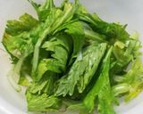 セロリの葉消費☆５分で和風おかかサラダ作り方3写真