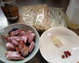 簡単♪なめ茸とベーコンの焼きうどん作り方1写真