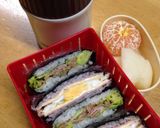 お肉＆ハムチーズ卵のおにぎらず♫作り方10写真