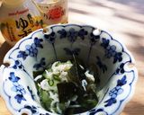朝食副菜。しらす、胡瓜、ワカメの酢の物作り方2写真