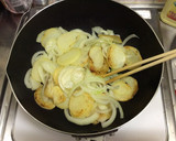 鶏とじゃがいもと玉ねぎの煮込み作り方2写真