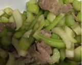 セロリと豚肉の炒め物作り方2写真