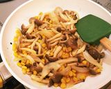 ☼しめじとコーンのバター醤油炒め♪卵入り作り方4写真