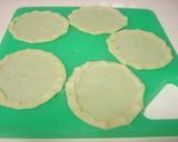 簡単！残った餃子の皮を救済！トマトピザ作り方1写真