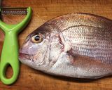 飛び散りにくい！ピーラーで魚の鱗取り♪作り方1写真