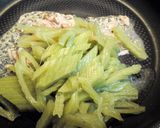 5分★缶詰利用【フキのシーチキン炒め】作り方5写真