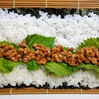 おつまみになる♪シソ納豆キムチの海苔巻き by らるむ