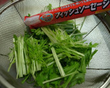簡単！水菜とソーセージの温サラダ作り方1写真