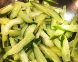 きゅうりとセロリとツナの和え物。作り方1写真