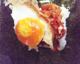 トマトパスタソースと目玉焼きのおにぎらず作り方3写真