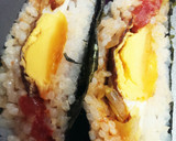 トマトパスタソースと目玉焼きのおにぎらず作り方4写真