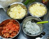 絶品4種チーズ耳までチーズ鮭としらすピザ作り方3写真
